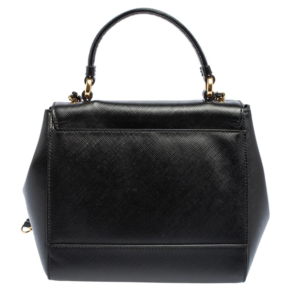 Salvatore Ferragamo ist bekannt für seine innovativen und eleganten Handtaschendesigns. Diese Carrie Henkeltasche von Salvatore Ferragamo ist aus schwarzem Leder gefertigt und verfügt über goldfarbene Beschläge. Außerdem ist dieses Stück mit einem