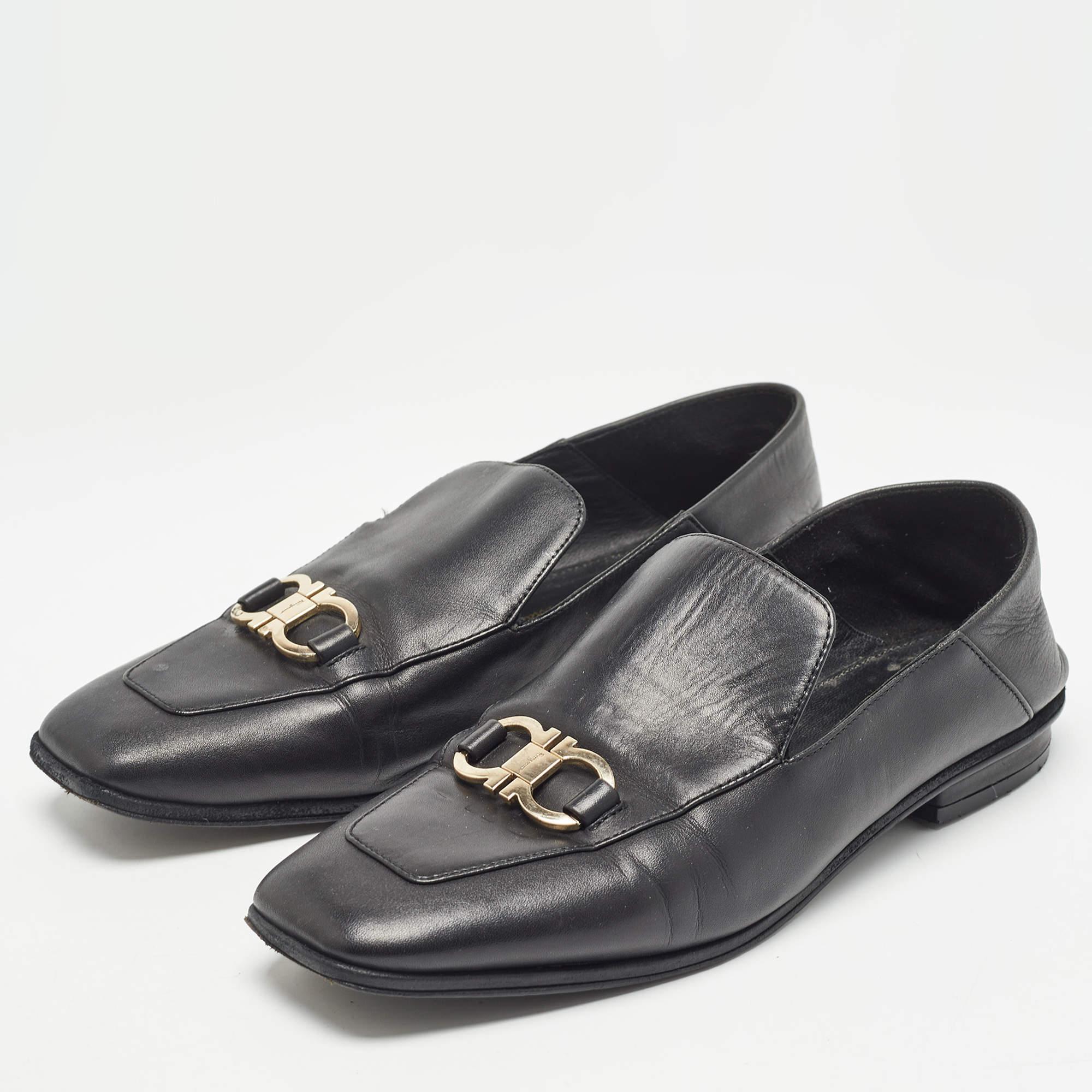 Um Ihre Kleidung perfekt zu ergänzen, bringen wir Ihnen dieses Paar Slipper, die nichts als Stil sprechen. Die Schuhe wurden mit viel Geschick gefertigt und sind so konzipiert, dass sie sich leicht anziehen lassen. Sie sind genau die richtige Wahl,