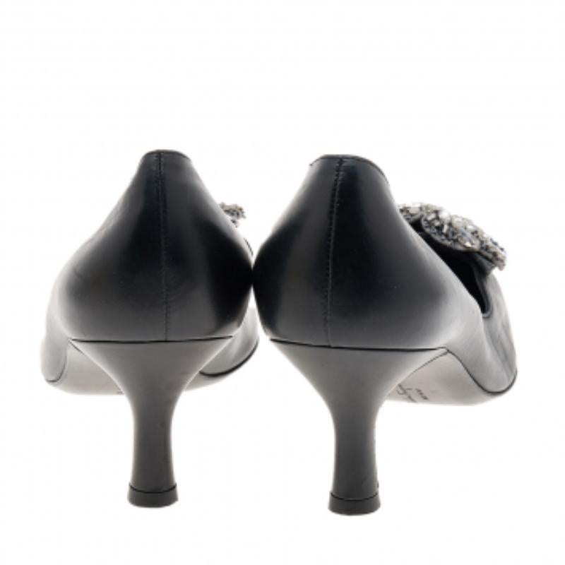 Salvatore Ferragamo Black Leather Crystal Embellished Pumps Size 38.5 In Good Condition For Sale In Dubai, Al Qouz 2