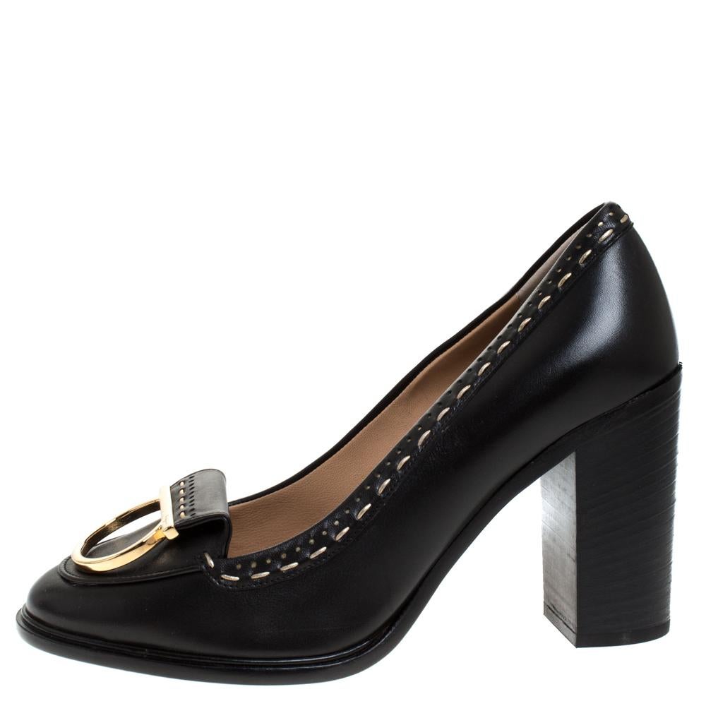 Estos preciosos mocasines Fele de Salvatore Ferragamo están fabricados en piel y tienen puntera redonda, detalles dorados con el logotipo en el empeine y pespuntes en contraste. Están equipados con cómodas plantillas forradas de piel y elevados