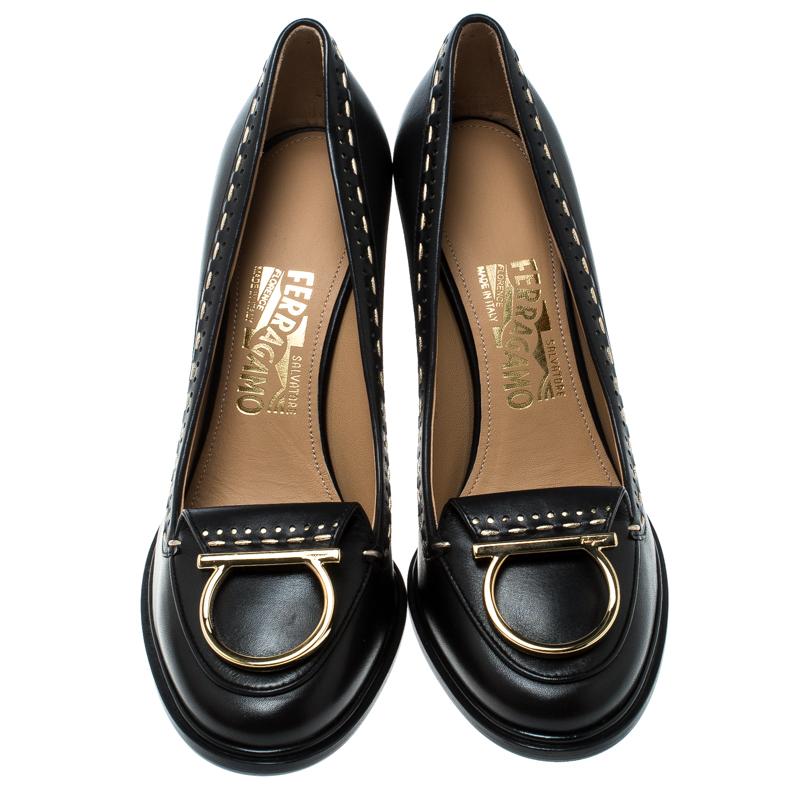 Salvatore Ferragamo Black Leather Fele Gancio Detail Block Heel Loafer Pumps  In New Condition In Dubai, Al Qouz 2