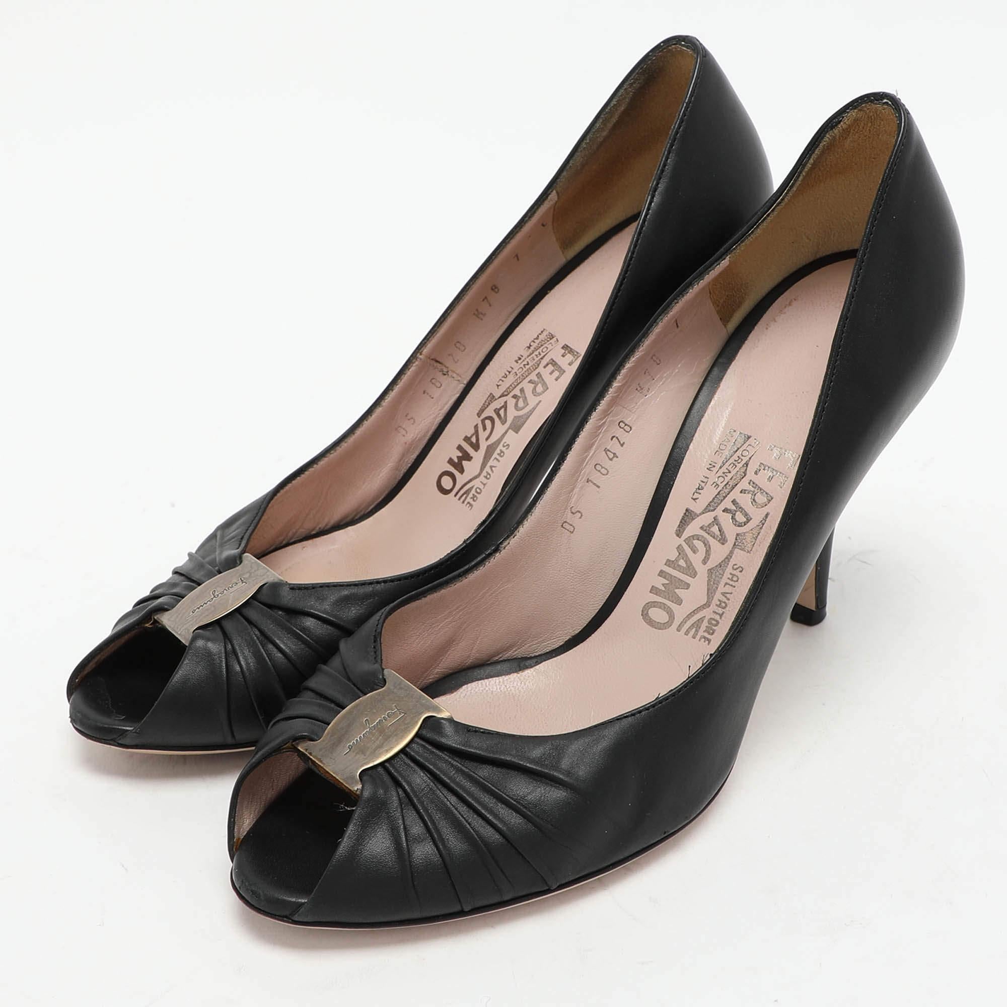 Haz una declaración de estilo chic con estos zapatos de salón de diseño. Presentan tacones resistentes y suelas duraderas perfectas para tus salidas a la moda