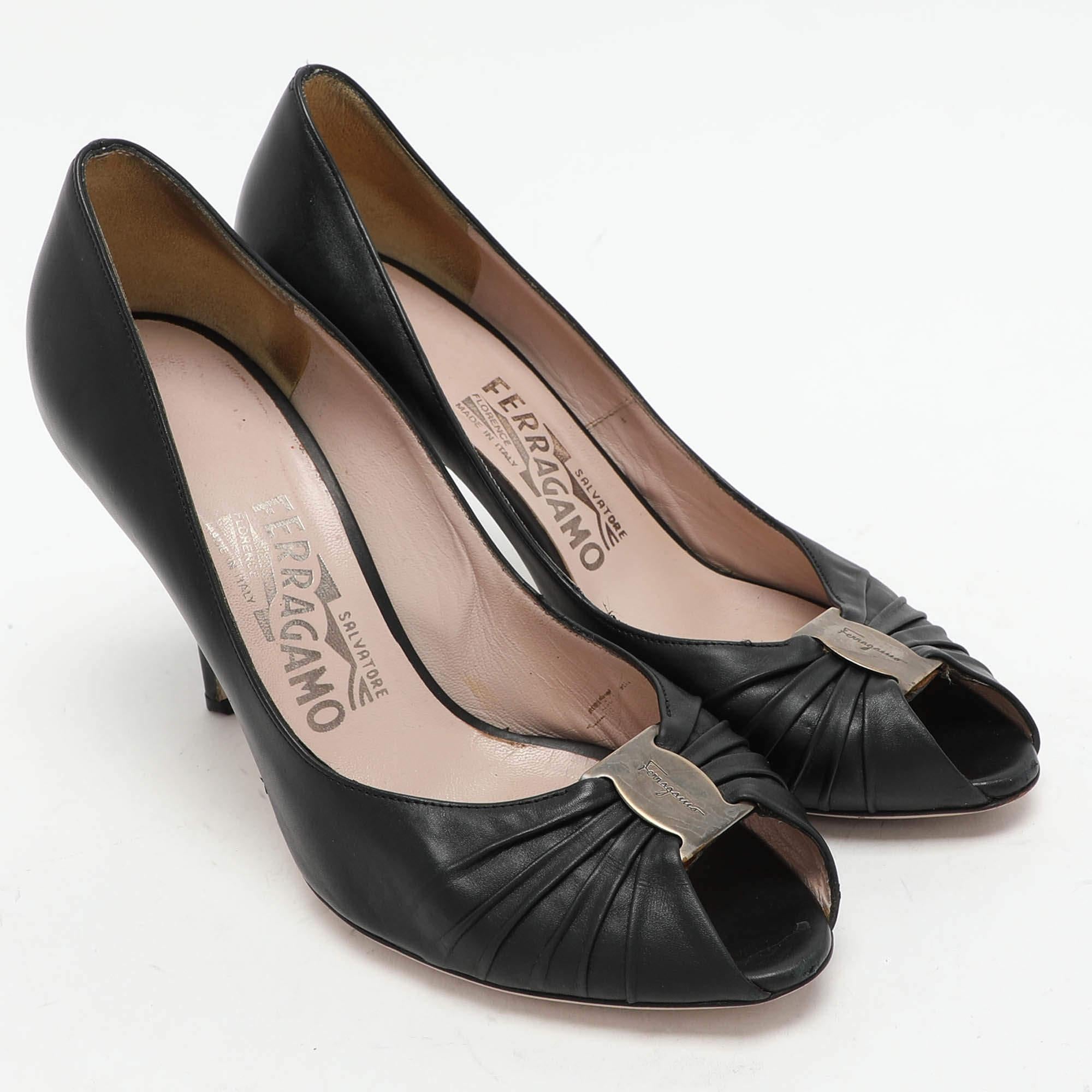 Salvatore Ferragamo Bombas peep to de piel negra Fiberia Talla 37.5 en Bueno estado para la venta en Dubai, Al Qouz 2