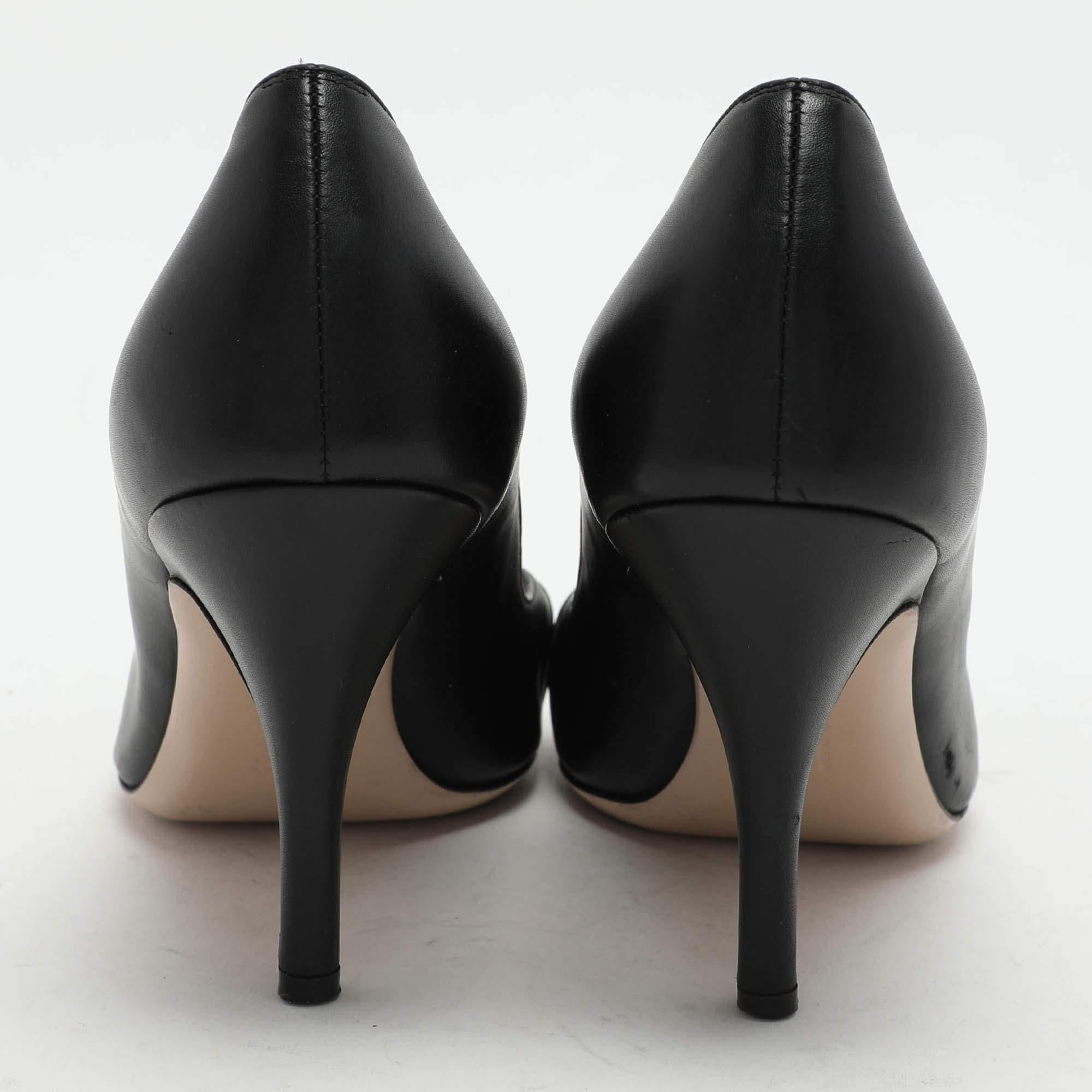 De las mujeres Salvatore Ferragamo Bombas peep to de piel negra Fiberia Talla 37.5 en venta