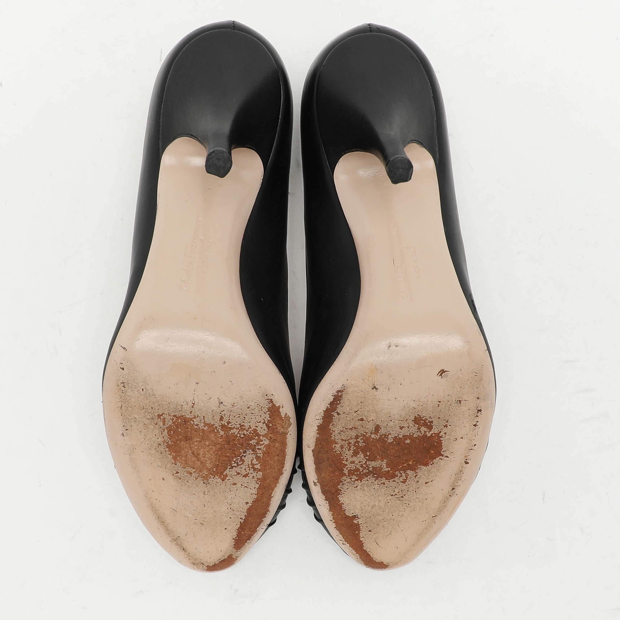 Salvatore Ferragamo Bombas peep to de piel negra Fiberia Talla 37.5 en venta 1