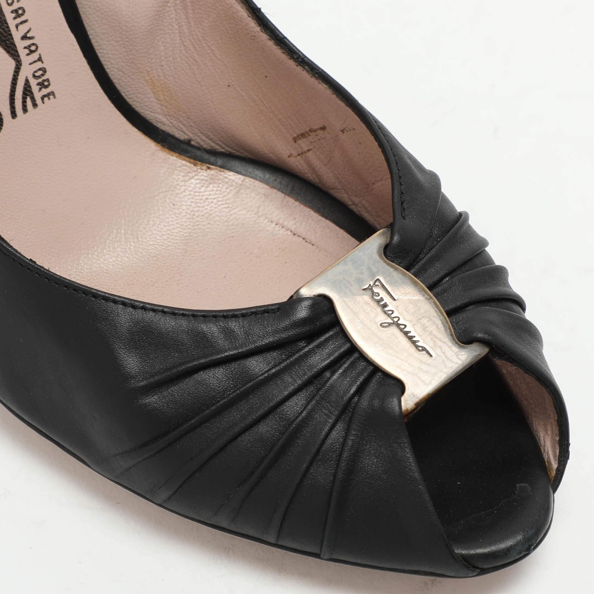 Salvatore Ferragamo Bombas peep to de piel negra Fiberia Talla 37.5 en venta 2