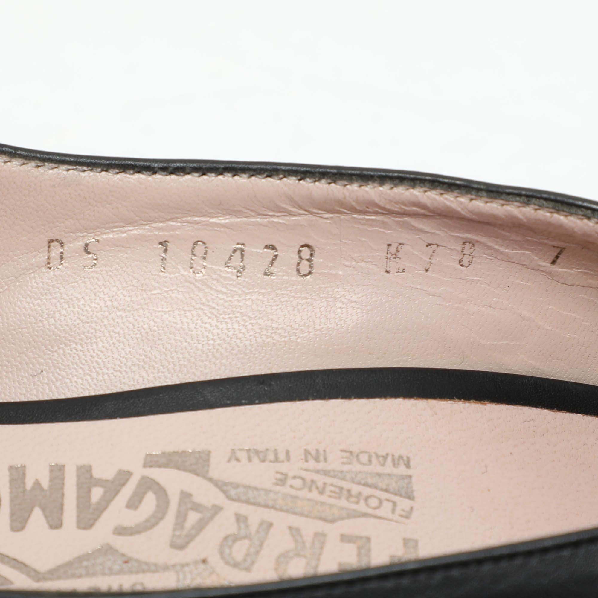 Salvatore Ferragamo Bombas peep to de piel negra Fiberia Talla 37.5 en venta 3