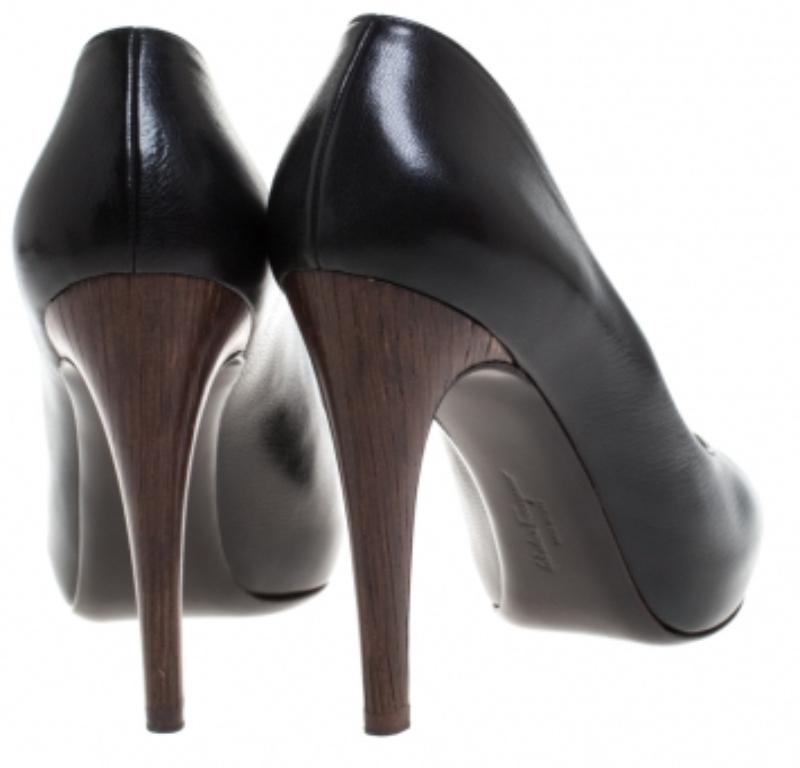 Noir Salvatore Ferragamo Cuir noir Peep Toe Platform Pumps Size 38.5 en vente