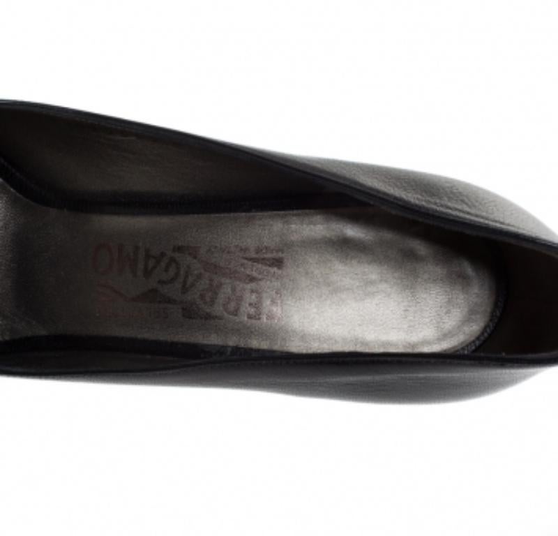 Salvatore Ferragamo Cuir noir Peep Toe Platform Pumps Size 38.5 Pour femmes en vente