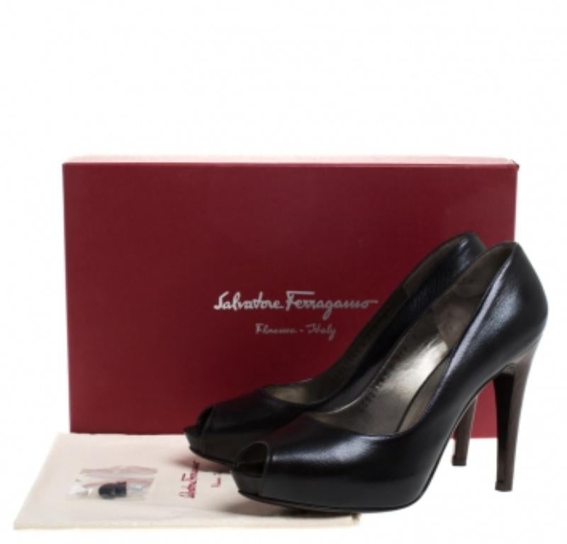 Salvatore Ferragamo Cuir noir Peep Toe Platform Pumps Size 38.5 en vente 3