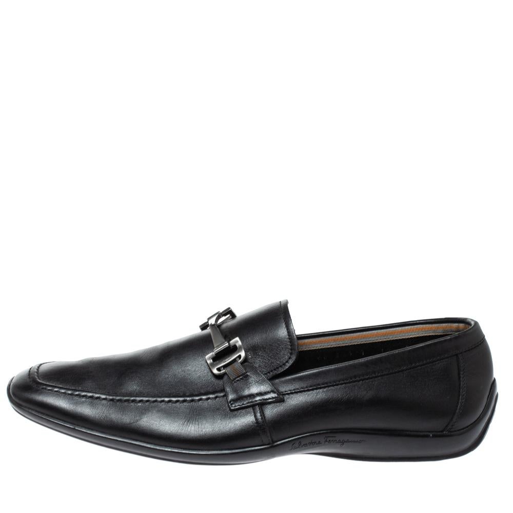 These smart and stylish pair of loafers is a perfect piece of accessory that will wear through professional setting as well as both casual occasions with ease. Crafted in black leather, these Salvatore Ferragamo loafers feature silver-tone Gancini
