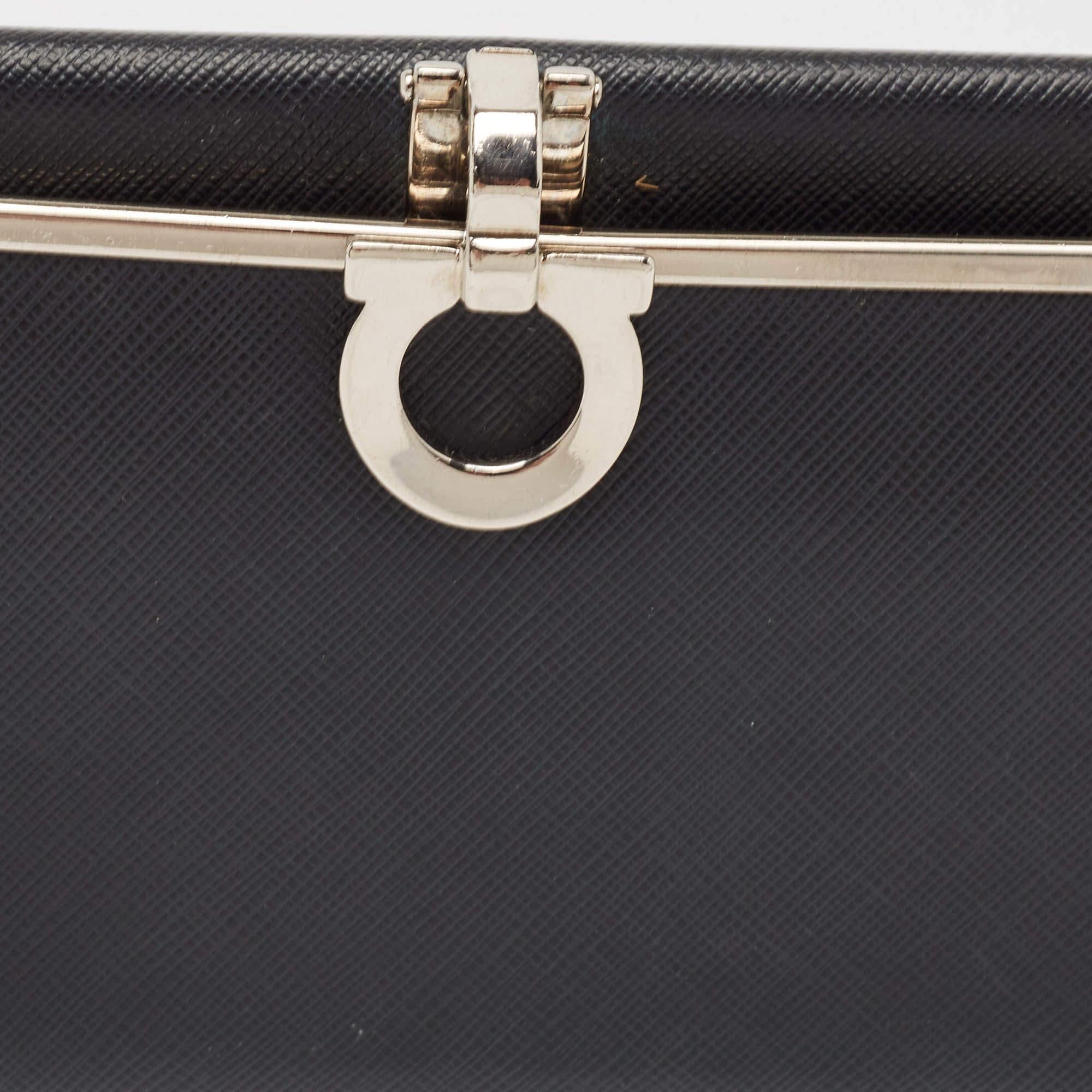 Salvatore Ferragamo Portafoglio continentale con chiusura Gancini in pelle nera in vendita 2