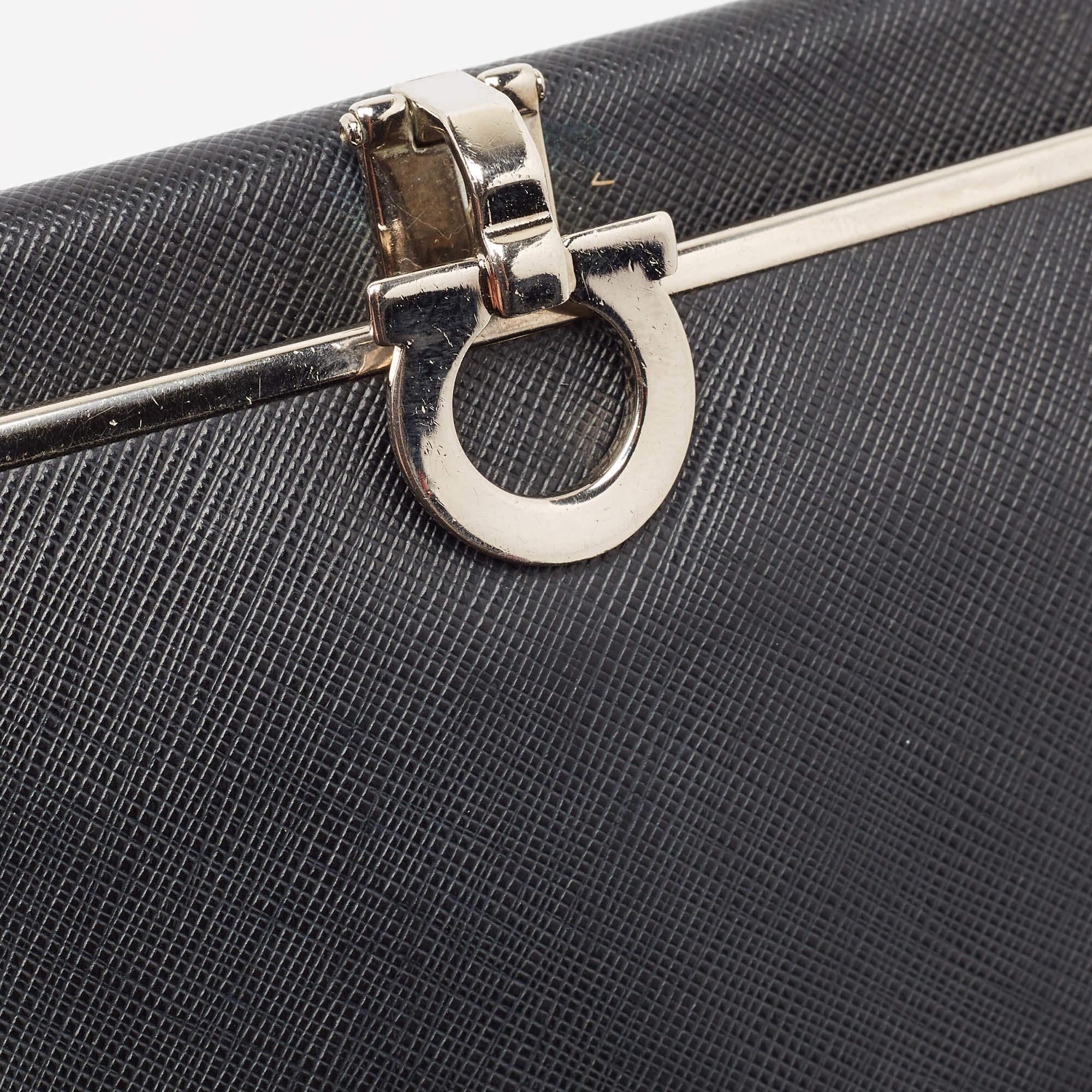 Salvatore Ferragamo Portafoglio continentale con chiusura Gancini in pelle nera in vendita 3
