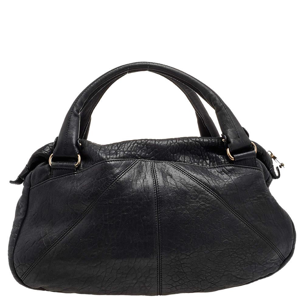 Salvatore Ferragamo presents a meticulously crafted elegant handbag for the fashionable you. Designed expertly, this bag features a pleated leather body. Lined with nylon, this bag is just about perfect for the essentials. Elegance pairs with style