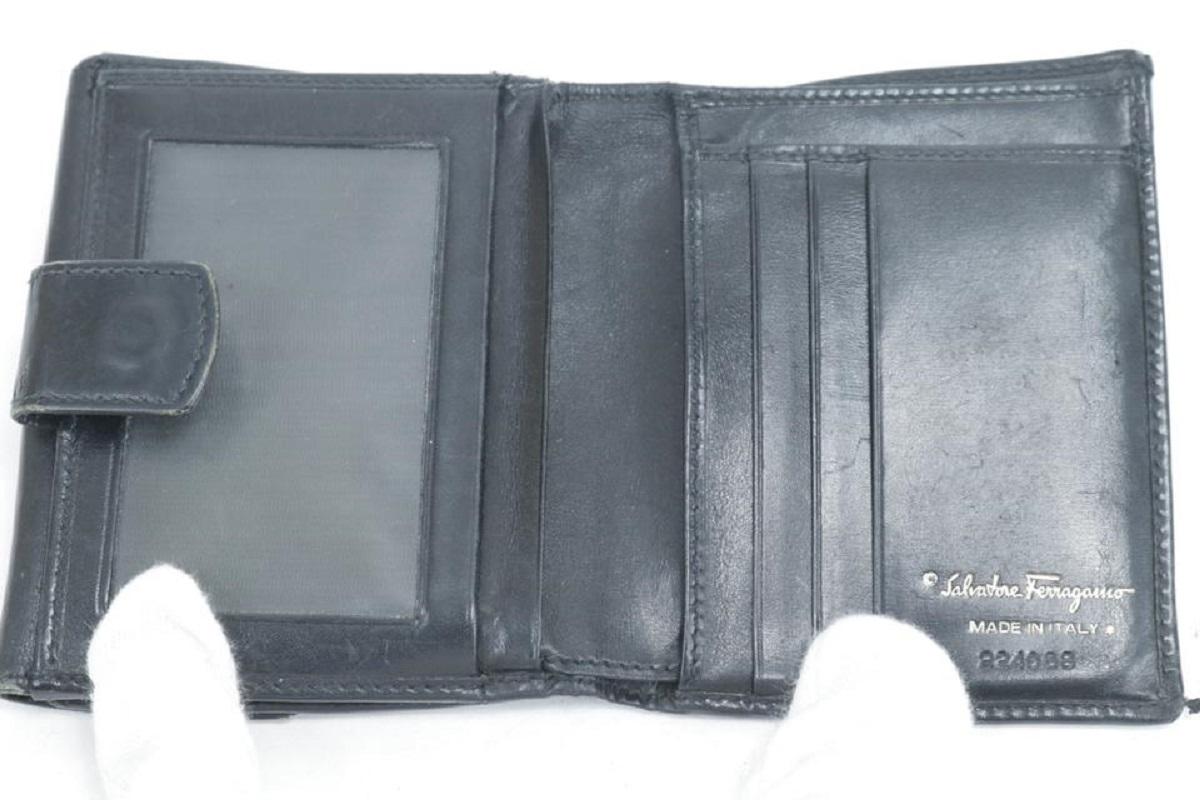 Salvatore Ferragamo Black Leather Gancini Logo Compact Wallet 16FK0113 In Good Condition For Sale In Dix hills, NY