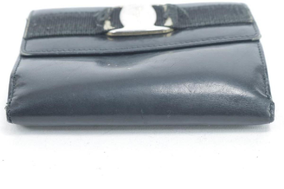 Salvatore Ferragamo Black Leather Gancini Logo Compact Wallet 16FK0113 For Sale 3