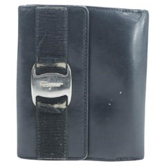 Salvatore Ferragamo - Portefeuille compact en cuir noir avec logo Gancini 16FK0113