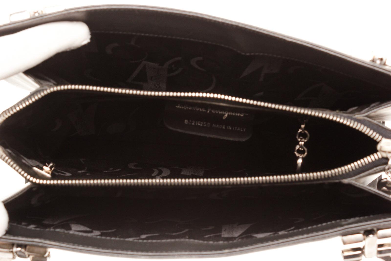 Salvatore Ferragamo Black Leather Gancini Shoulder Bag with material leather For Sale 1