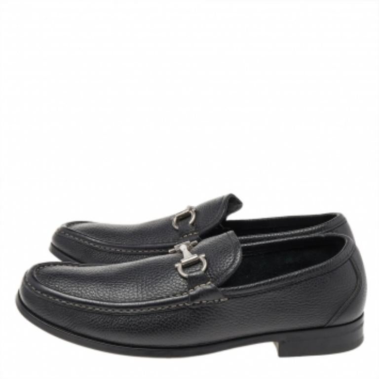 Questi mocassini neri di Salvatore Ferragamo non sono solo belli da vedere, ma anche realizzati con grande maestria. Sono state realizzate in pelle di qualità in Italia e sono state disegnate in modo elegante con cuciture accurate e il logo Gancini