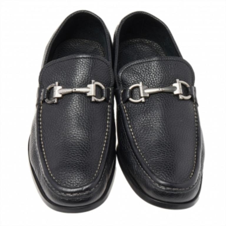 Salvatore Ferragamo Mocassini Gancini in pelle nera taglia 41 In condizioni buone a Dubai, Al Qouz 2