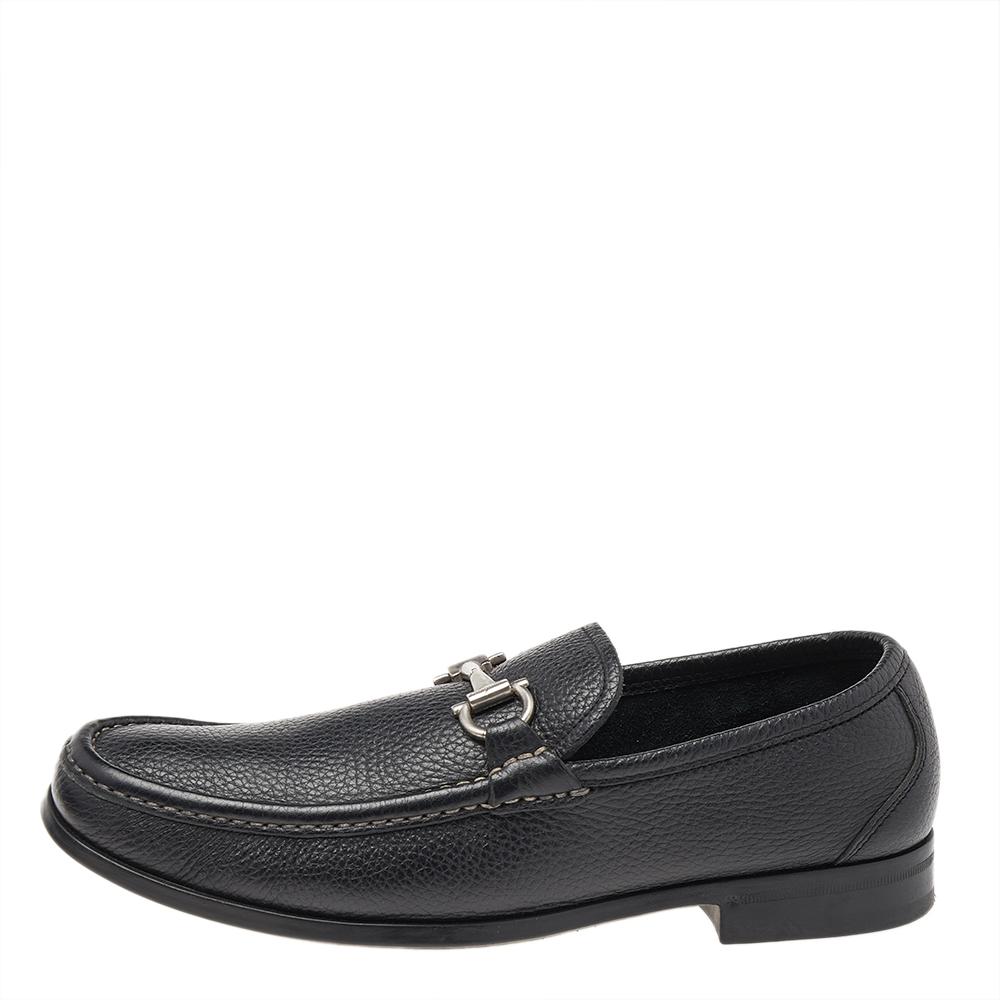 Salvatore Ferragamo Black Leather Gancini Slip On Loafers Size 41 In Good Condition For Sale In Dubai, Al Qouz 2