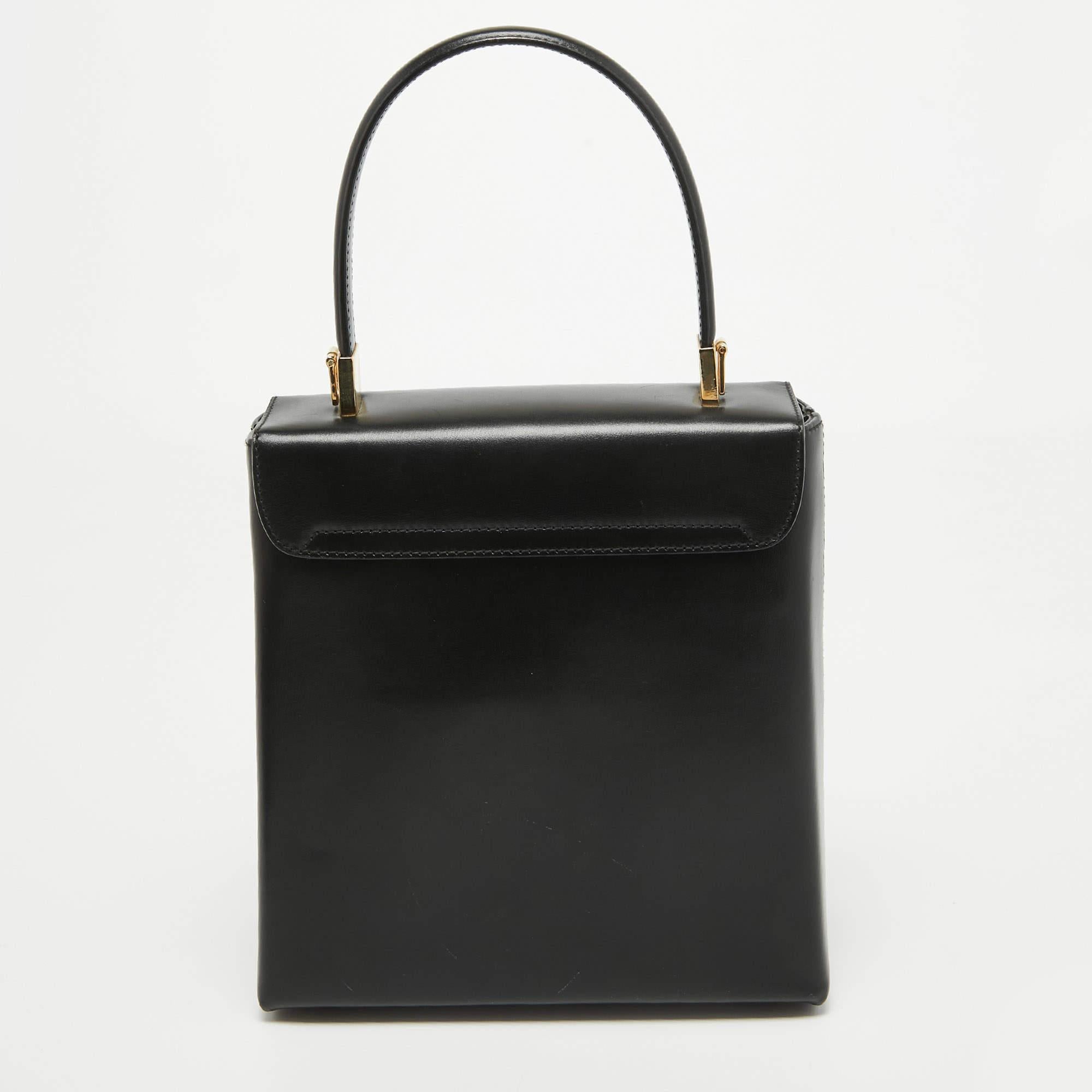 A timeless creation, this bag perfectly balances simplicity with sophistication. It is created from high-quality materials with a top handle to carry it around effortlessly. The perfectly sized interior of this creation will luxuriously house your