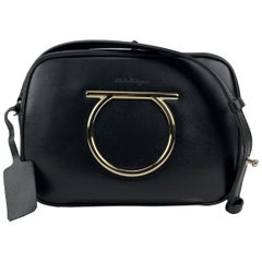 Salvatore Ferragamo Schwarzes Leder Gancino Vela CC Kleine Umhängetasche