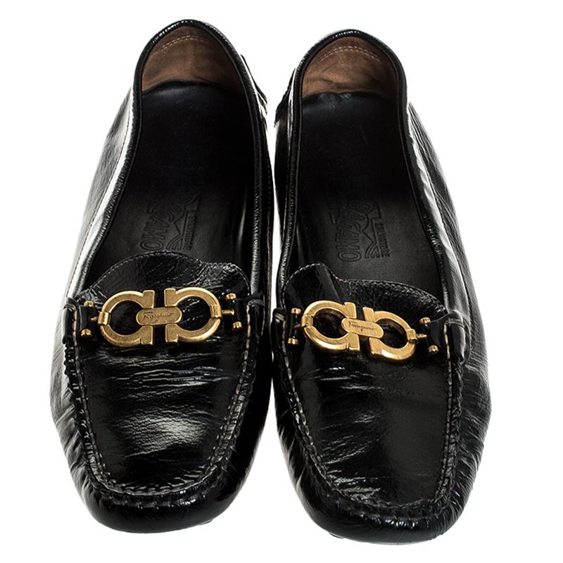 These loafers from Salvatore Ferragamo are not only high on appeal but also very skilfully made. They have been crafted from black leather in Italy and designed with beauty using neat stitching and the Gancio Bit detailing in gold-tone on the