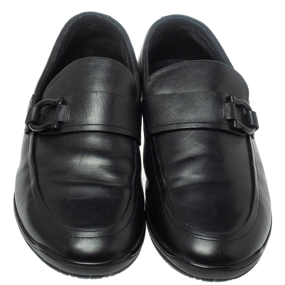 These Gancio loafers are one of Salvatore Ferragamo’s classic styles. This pair is crafted with black leather and feature a round toe design finished with the brand’s logo buckles. The insoles of these loafers are lined with leather printed with