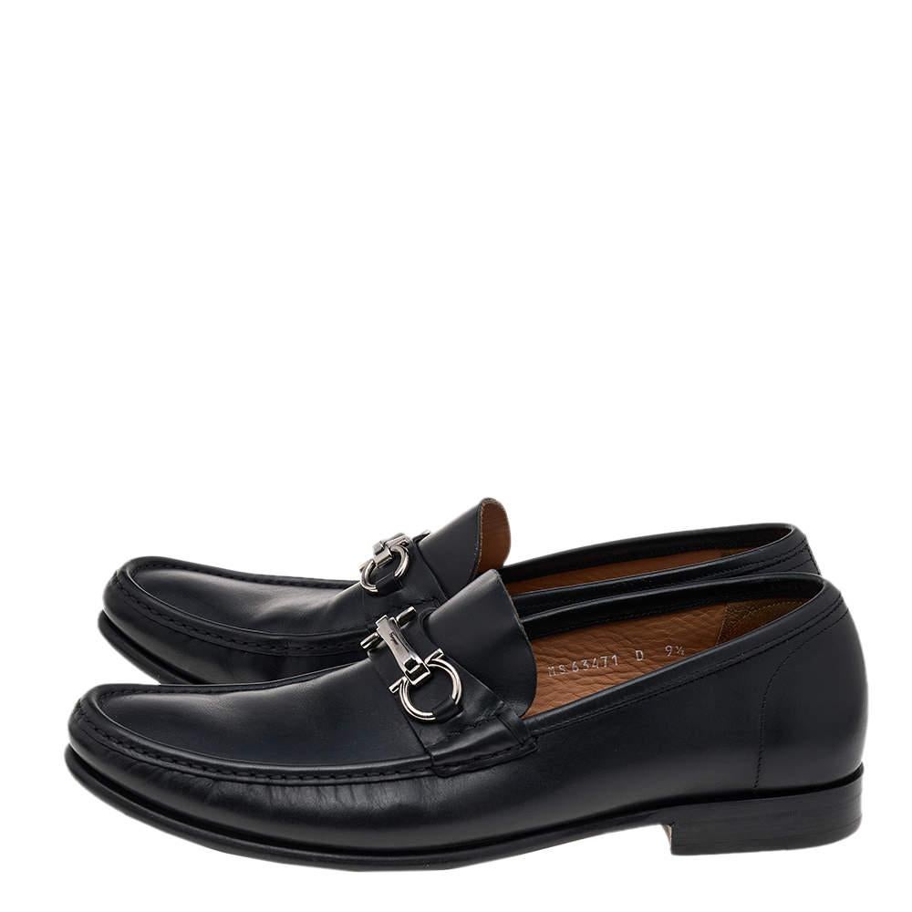 Salvatore Ferragamo Black Leather Gancio Slip On Loafers Size 43.5 In Good Condition For Sale In Dubai, Al Qouz 2