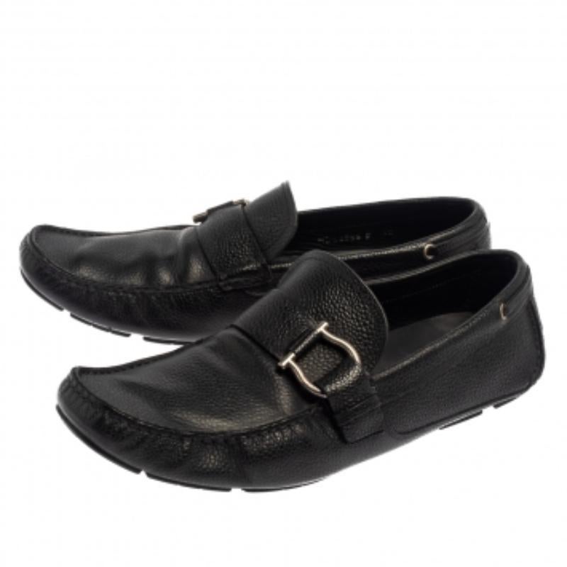 These Gancio loafers are one of Salvatore Ferragamo’s classic styles. This pair is crafted with luxurious black leather and features the brand’s signature buckles. The insoles of these loafers are lined with leather for the comfort of your feet.