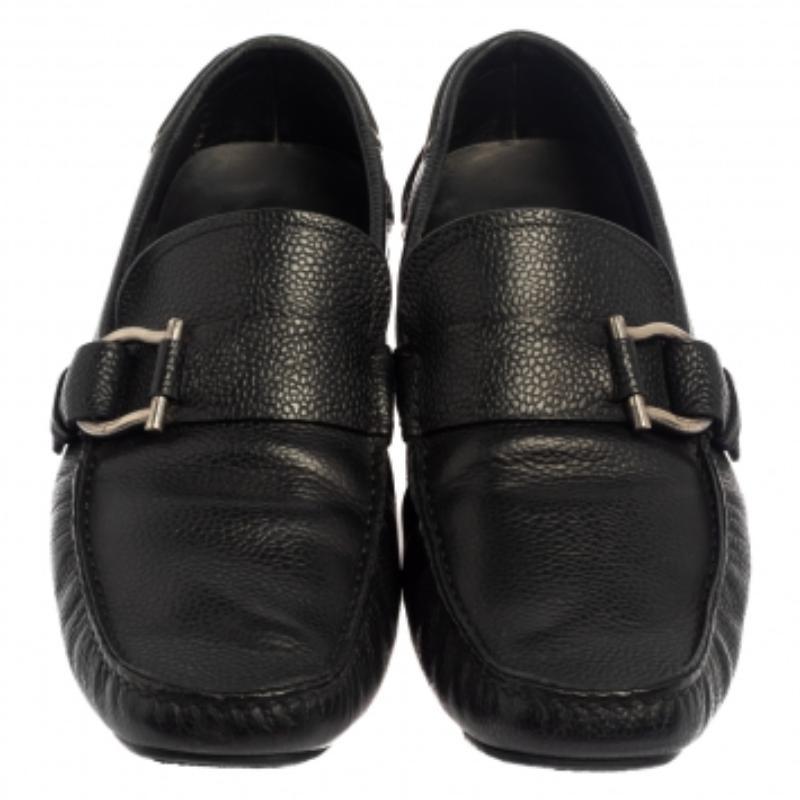 Salvatore Ferragamo Black Leather Gancio Slip On Loafers Size 44 In Fair Condition For Sale In Dubai, Al Qouz 2