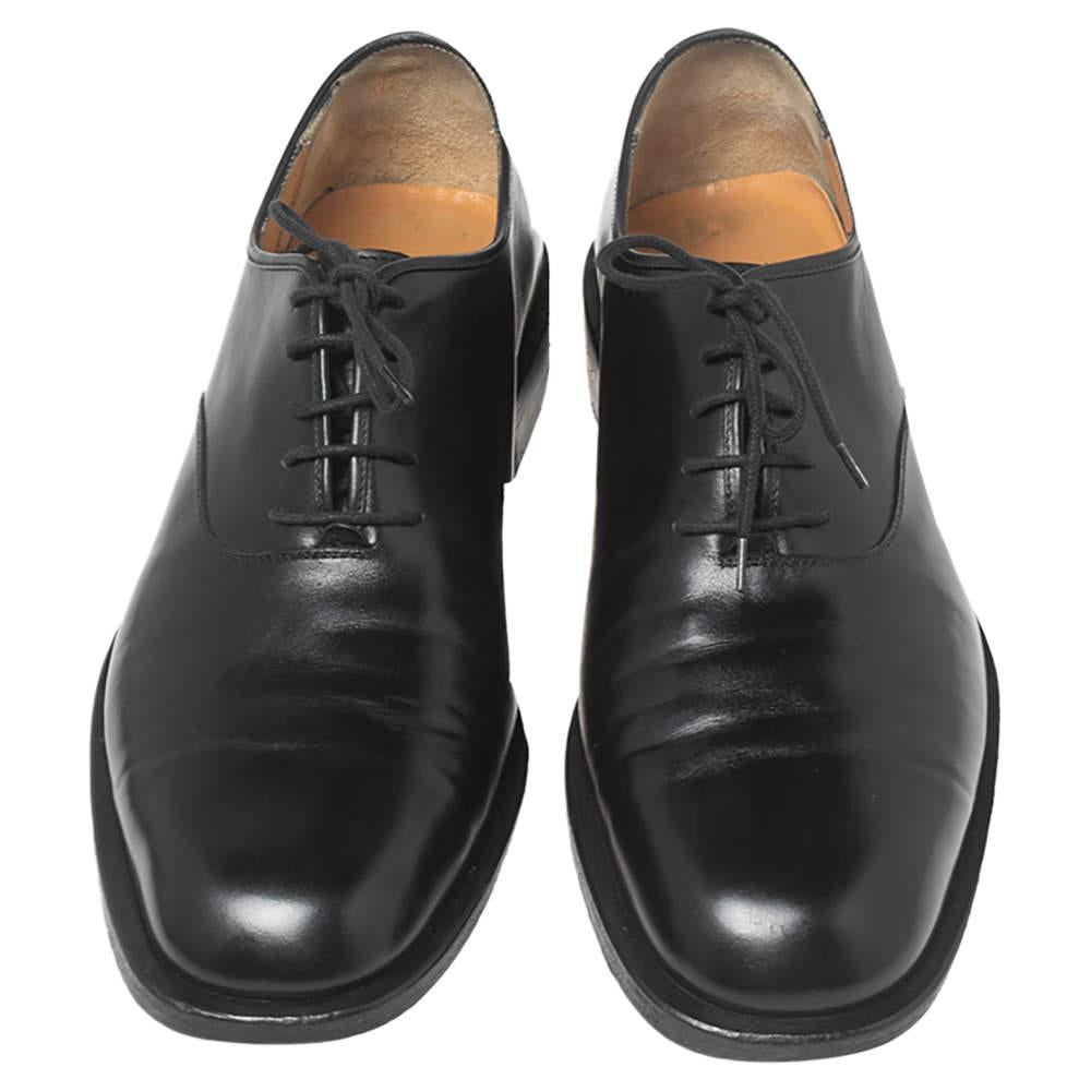 Brimming with excellence and expertise, these oxfords from the House of Salvatore Ferragamo truly embody the fine art of shoemaking. They are designed using black leather on the exterior and come with lace-up closure on the vamps. They have
