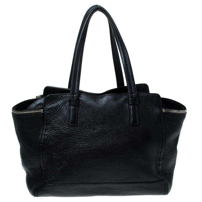 The Verve tote from Salvatore Ferragamo is the perfect everyday bag. It is crafted from black leather. The zip closure is secured with signature Gancini clasps and the tote is equipped with a fabric-lined interior. This tote is complete with
