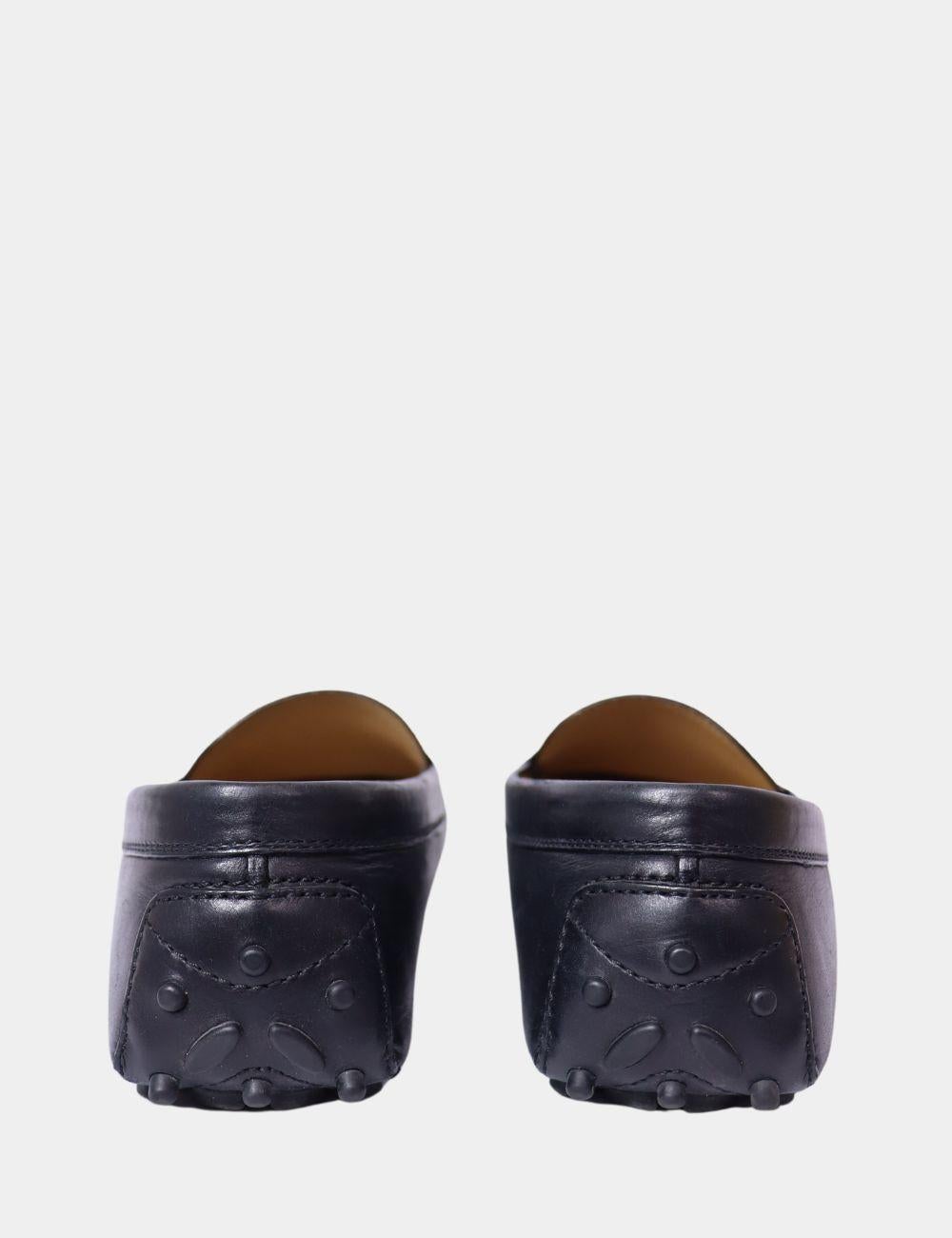 I mocassini in pelle nera di Salvatore Ferragamo sono caratterizzati da logo in tonalità oro, punta rotonda, stile slip on e suola in gomma.

Materiale: Pelle
Dimensioni: EU 37 / US 6.5
Condizioni generali: Buono
Condizioni interne: Segni