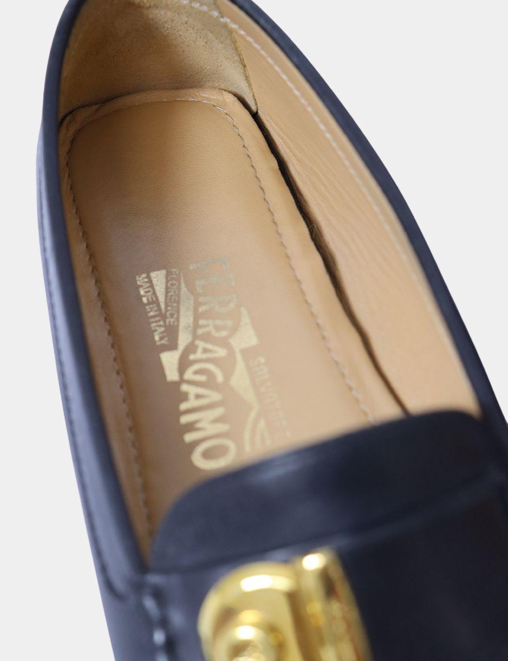 Nero Salvatore Ferragamo Mocassini in pelle nera / 6,5 in vendita