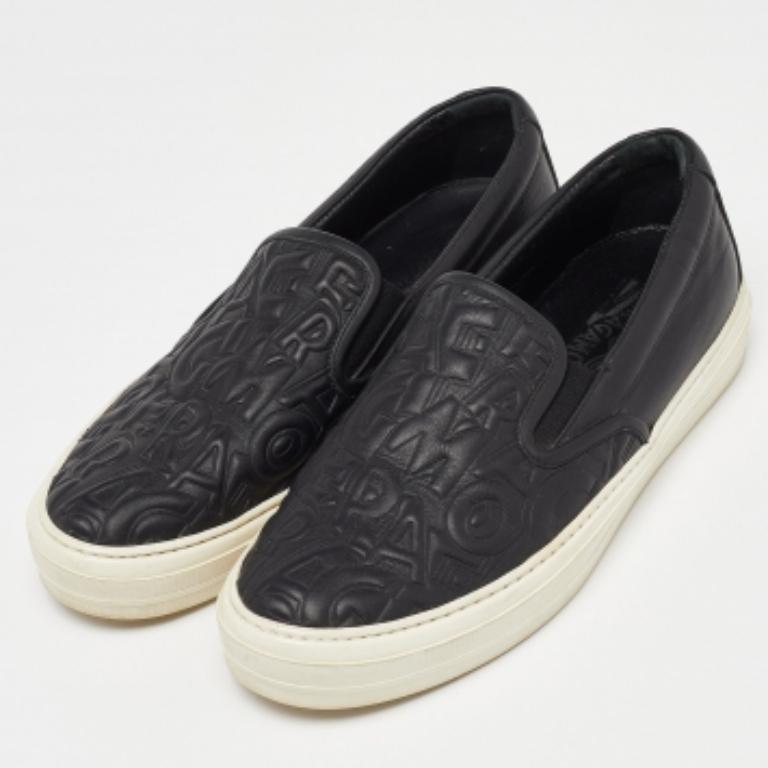 Salvatore Ferragamo Schwarze Slip-On-Sneakers aus Leder mit Logo-prägung Größe 39 im Zustand „Gut“ in Dubai, Al Qouz 2