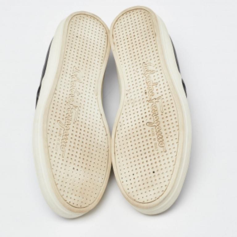 Salvatore Ferragamo Schwarze Slip-On-Sneakers aus Leder mit Logo-prägung Größe 39 4