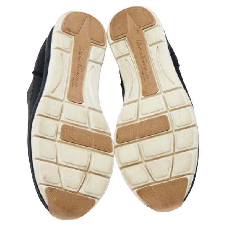 Enfilez ces baskets Salvatore Ferragamo pour un confort instantané ! Elles présentent des lacets blancs sur l'extérieur en cuir noir et des finitions blanches sur les semelles en caoutchouc. Associez-les à des tenues décontractées pratiques pour un