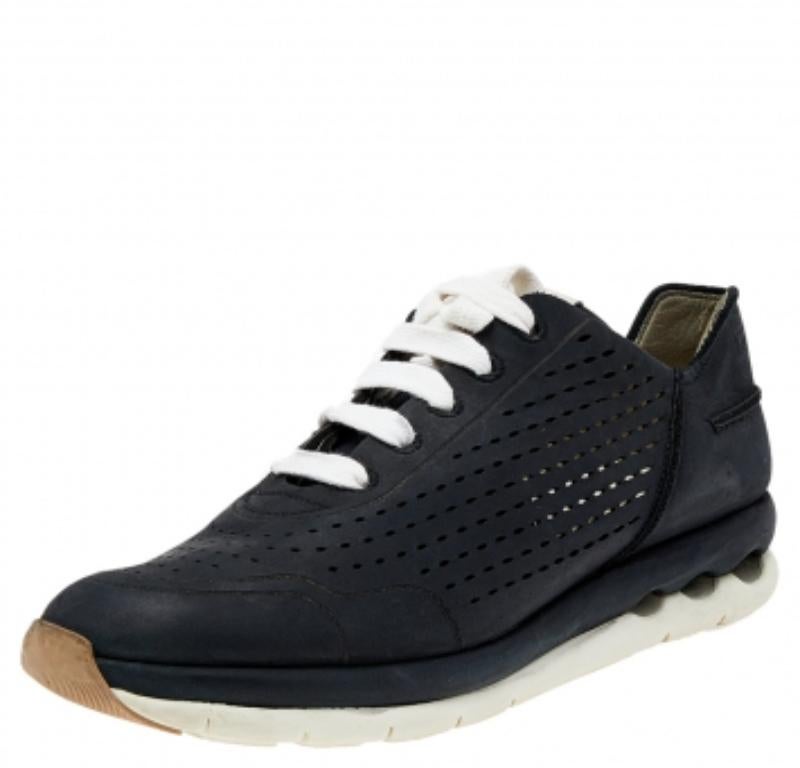 Salvatore Ferragamo - Baskets basses en cuir noir - Taille 38 Bon état à Dubai, Al Qouz 2
