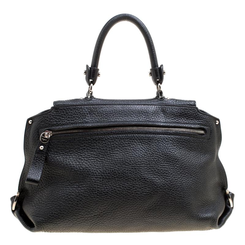 Impeccably prepared in black leather, this bag is for the contemporary day women. This Salvatore Ferragamo satchel has been meticulously crafted in a fabulous structure with a sturdy top handle and metal feet at the bottom. It features the signature
