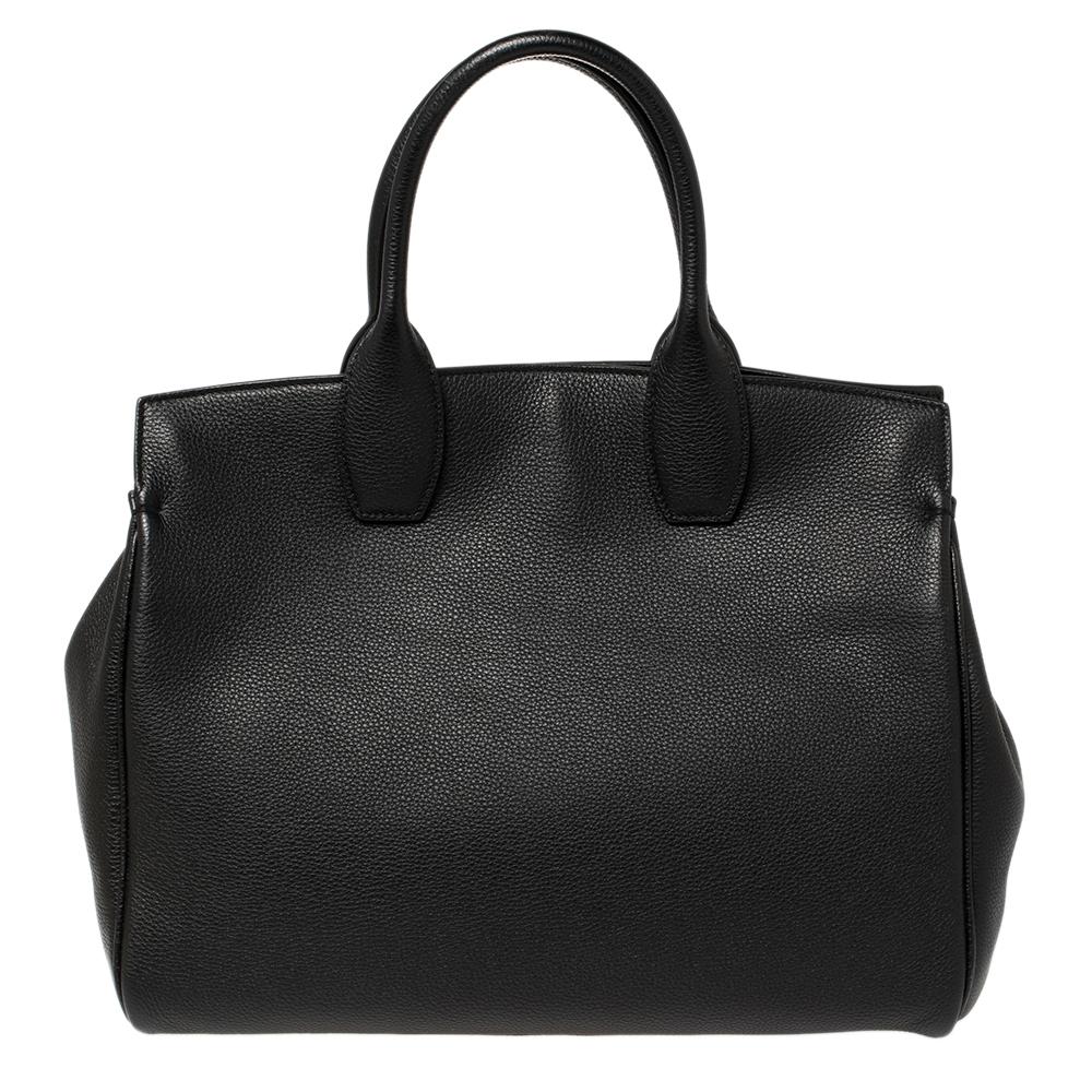 Finely crafted from quality leather, and shining with beauty is this beautiful tote by Salvatore Ferragamo. It comes in great shape with the logo detail at the front flap and the spacious leather-lined compartment can store your essentials. The tote