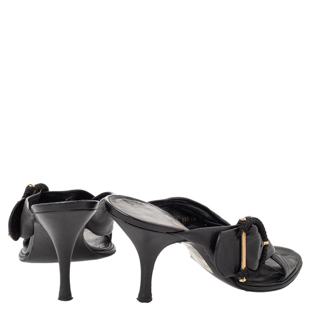 Salvatore Ferragamo Black Leather Mule Sandals Size 40.5 In Good Condition For Sale In Dubai, Al Qouz 2