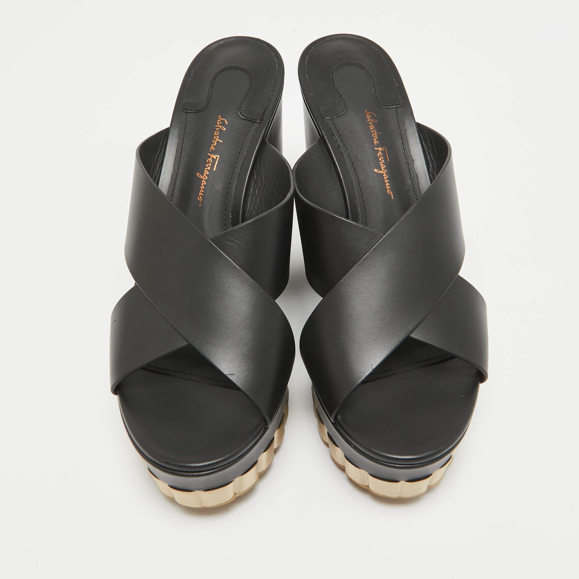 Nero Salvatore Ferragamo Sandali con zeppa Nicosia in pelle nera misura 39,5 in vendita