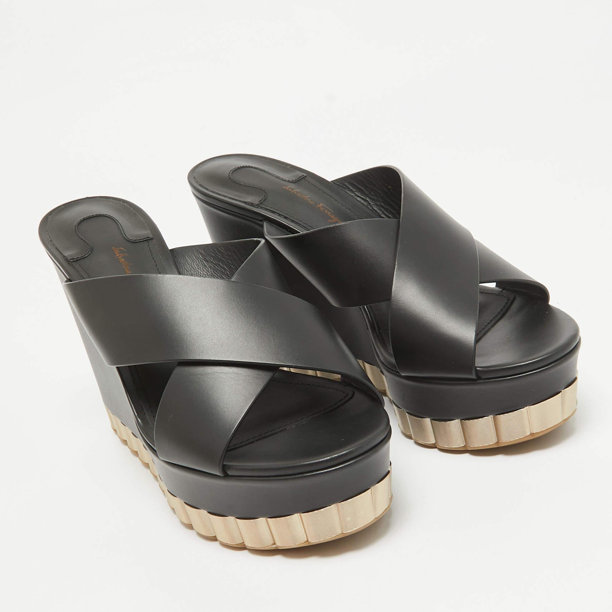Salvatore Ferragamo Sandali con zeppa Nicosia in pelle nera misura 39,5 In condizioni Nuovo in vendita a Dubai, Al Qouz 2