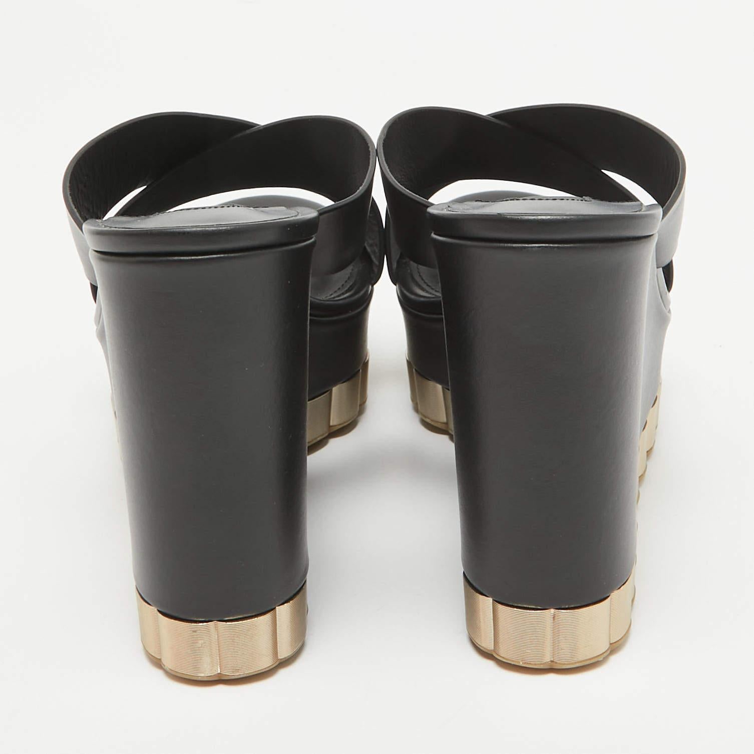 Donna Salvatore Ferragamo Sandali con zeppa Nicosia in pelle nera misura 39,5 in vendita