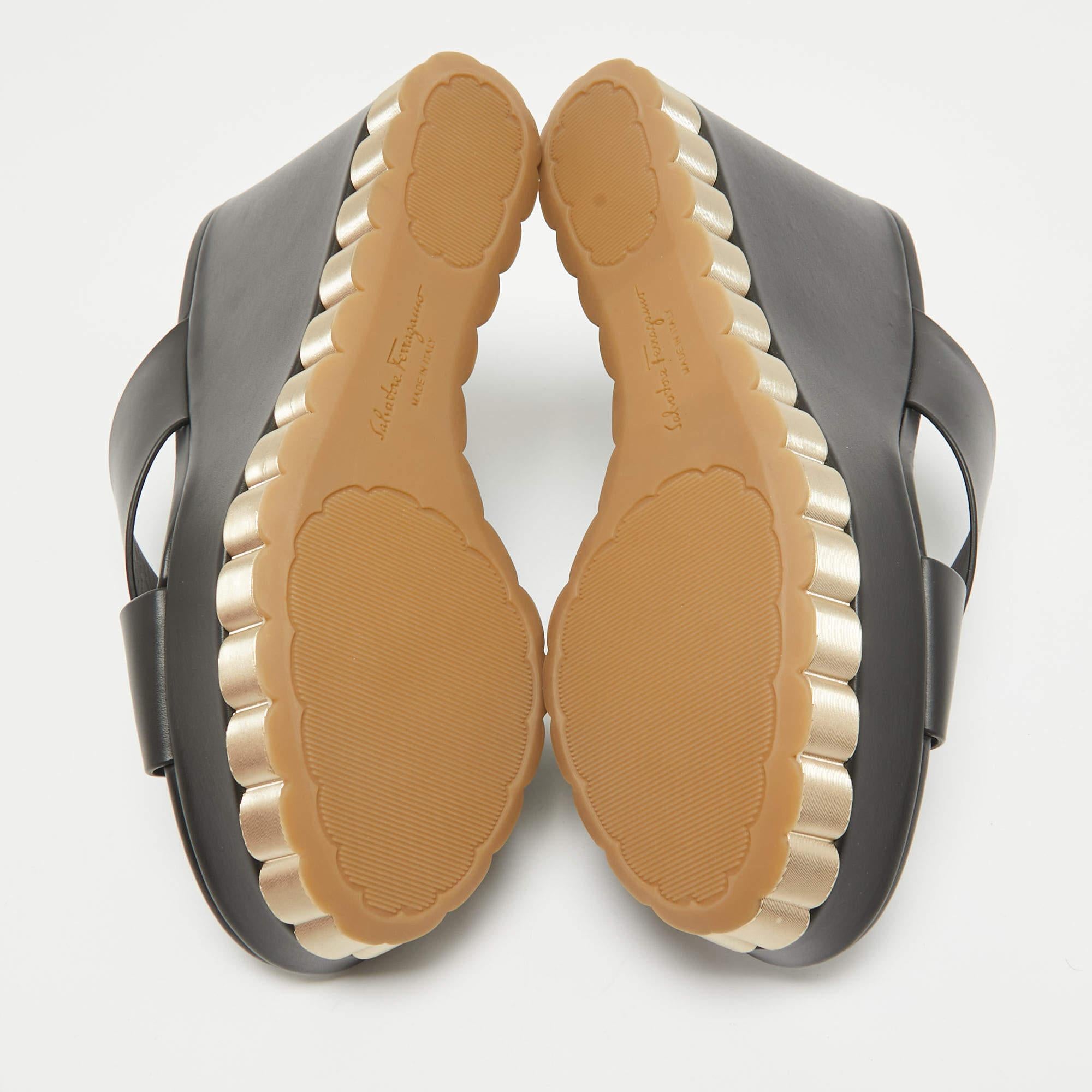Salvatore Ferragamo Sandali con zeppa Nicosia in pelle nera misura 39,5 in vendita 1