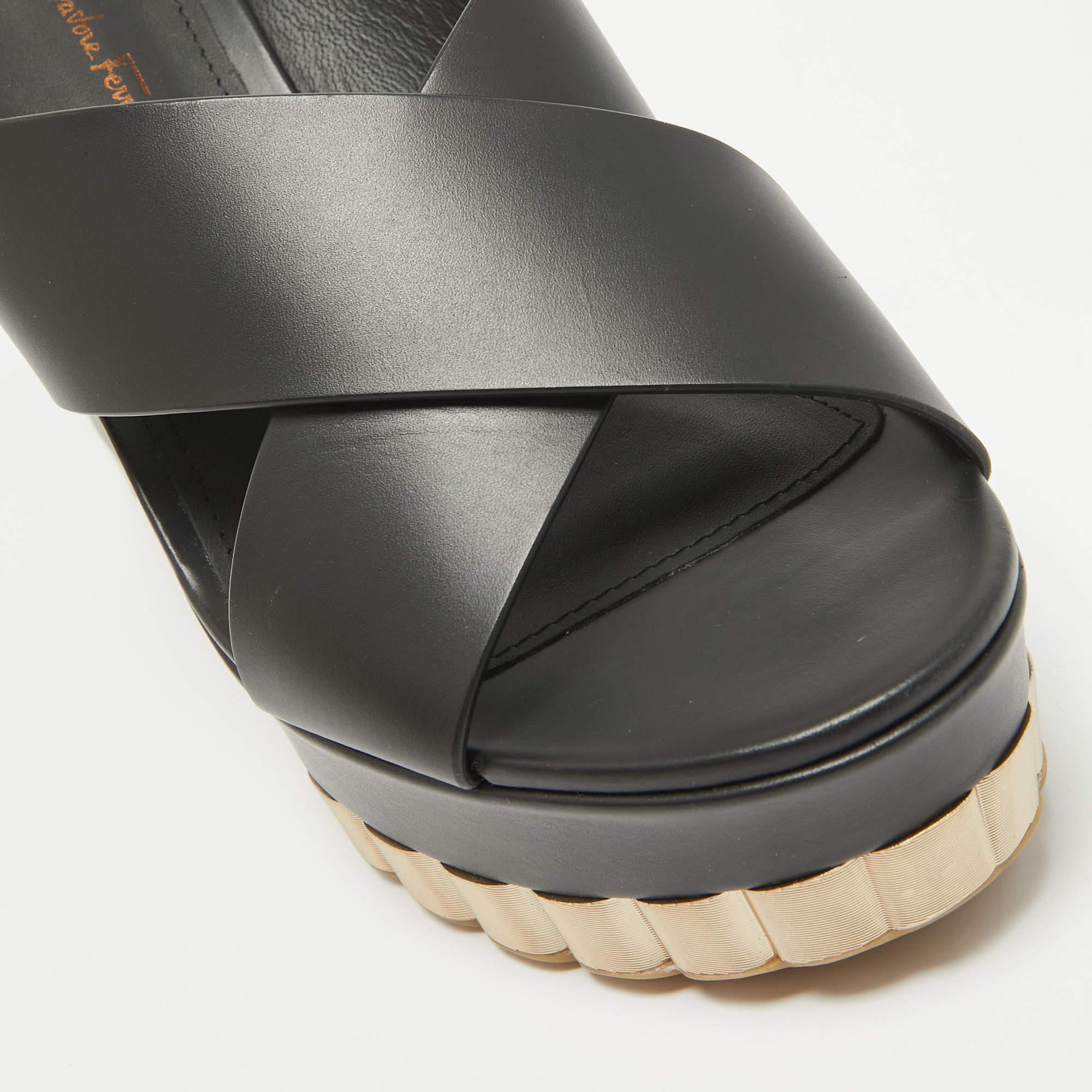 Salvatore Ferragamo Sandali con zeppa Nicosia in pelle nera misura 39,5 in vendita 2