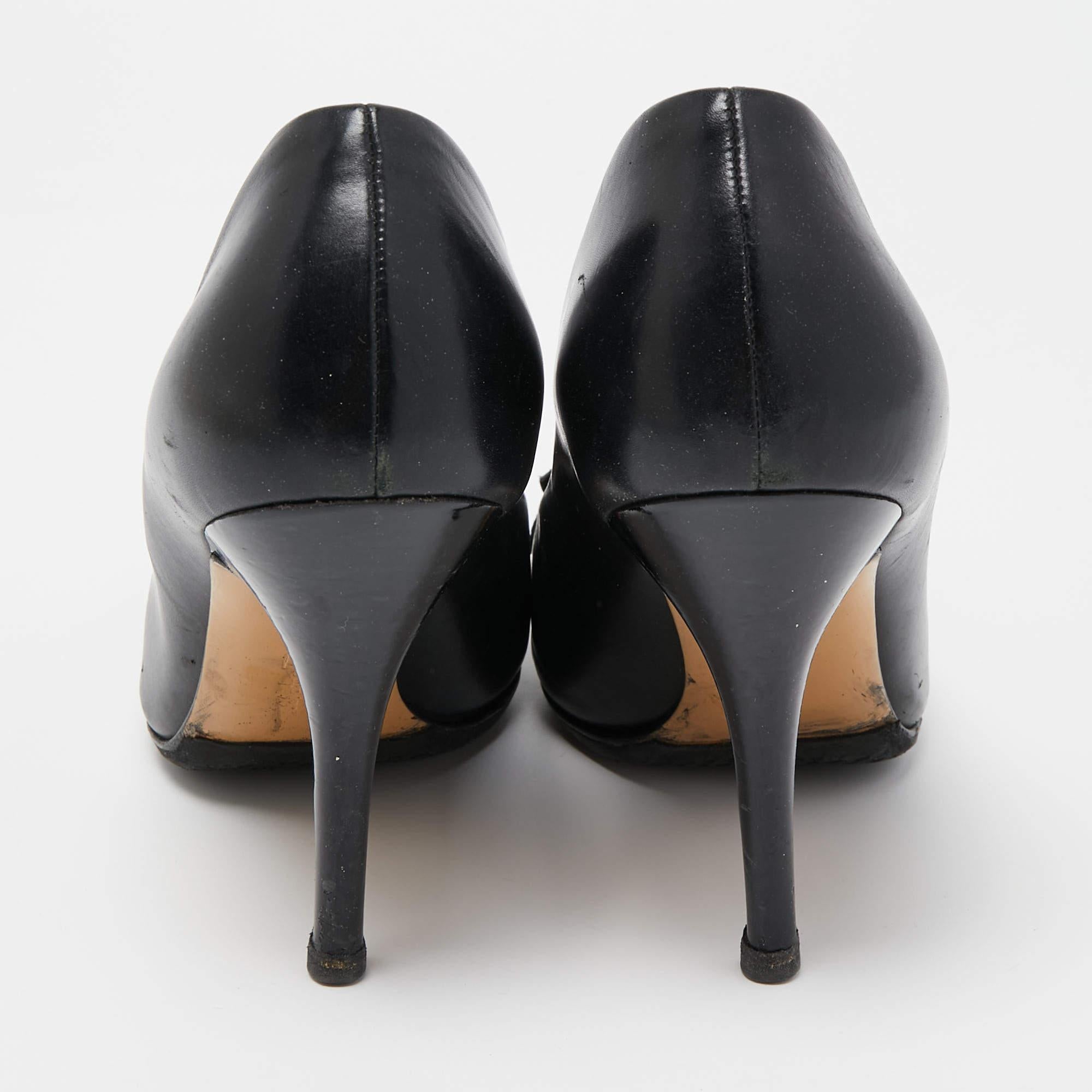 Salvatore Ferragamo Noir Cuir Pointed Toe Loafer Pumps Size 40 en vente 1