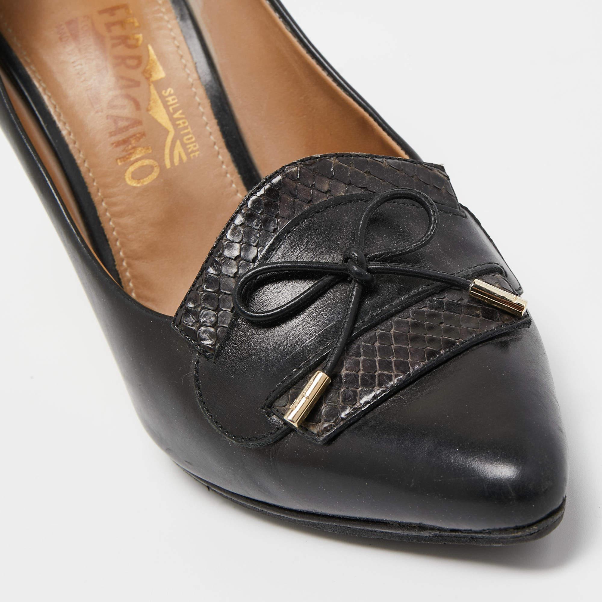 Salvatore Ferragamo Noir Cuir Pointed Toe Loafer Pumps Size 40 en vente 4